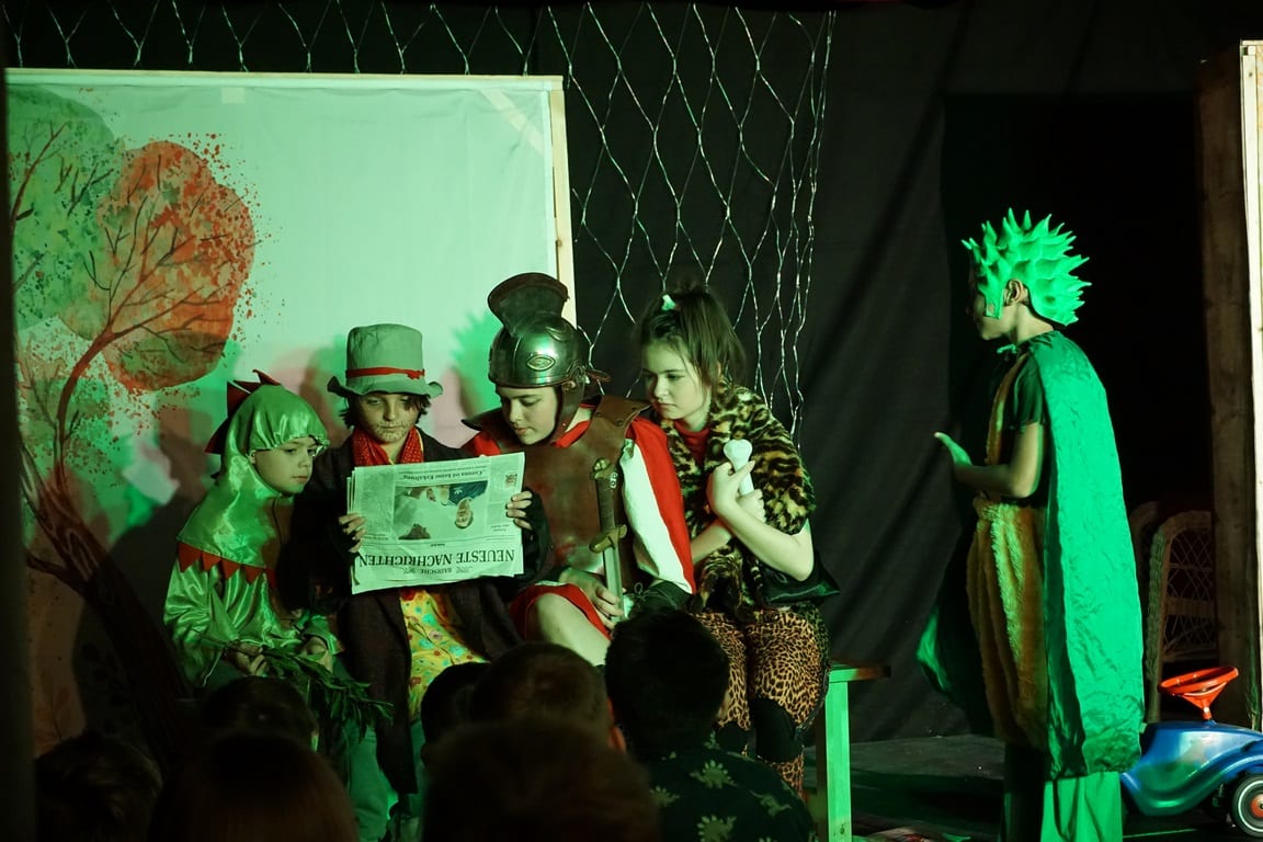 Dino (Lukas Steiner), Obdachloser (Sebastian Schuppener), antike Heldin (Maditha Steiner), Steinzeitfrau (Emma Weihrater) und Sems (Frederik Schuppener)