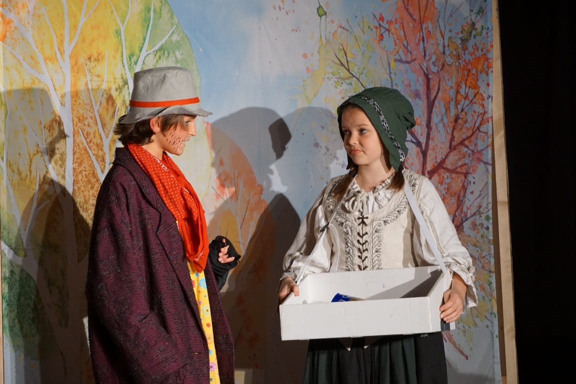 Obdachloser (Sebastian Schuppener), Mittelaltlerliche Magd (Emilia Steiner)