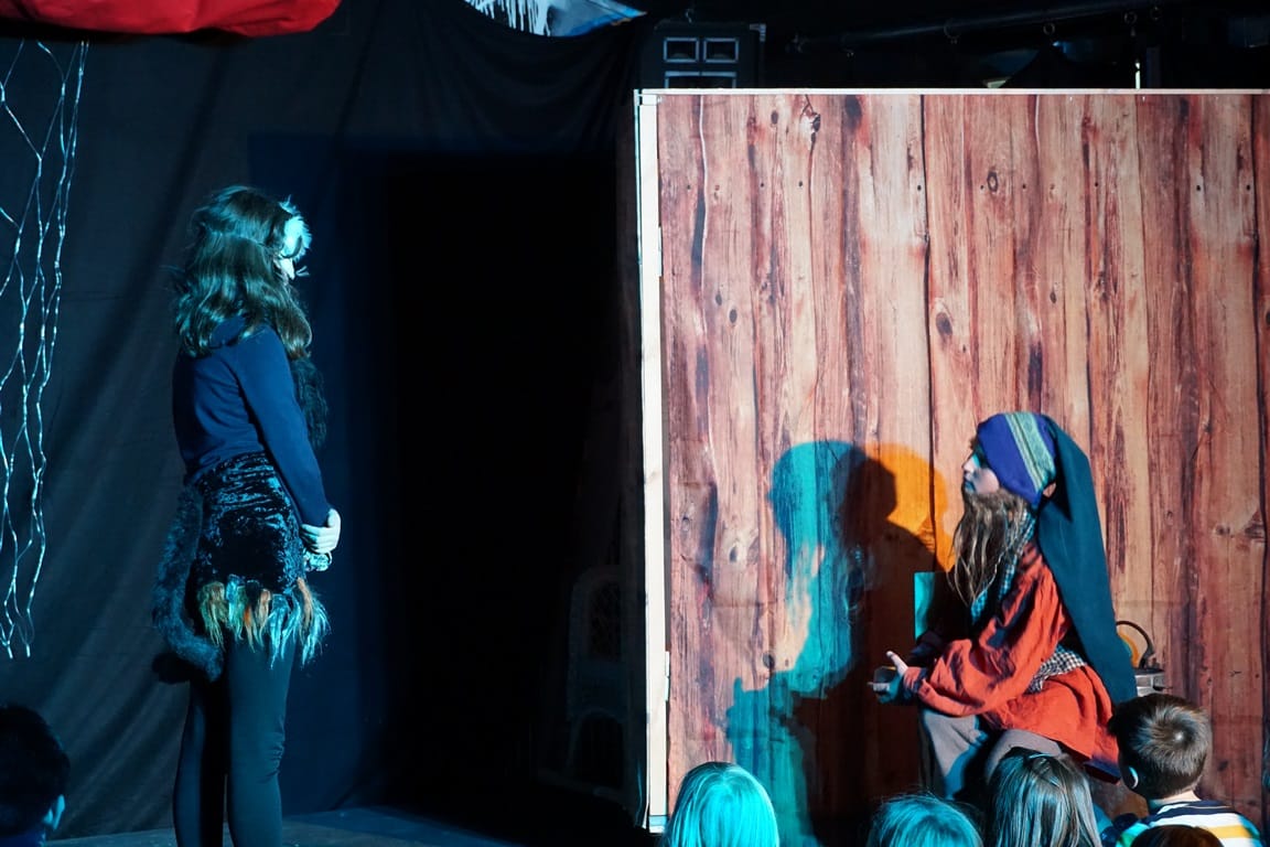 Katze (Marie Schmidt) und Tom Tomte (Sebastian Schuppener)