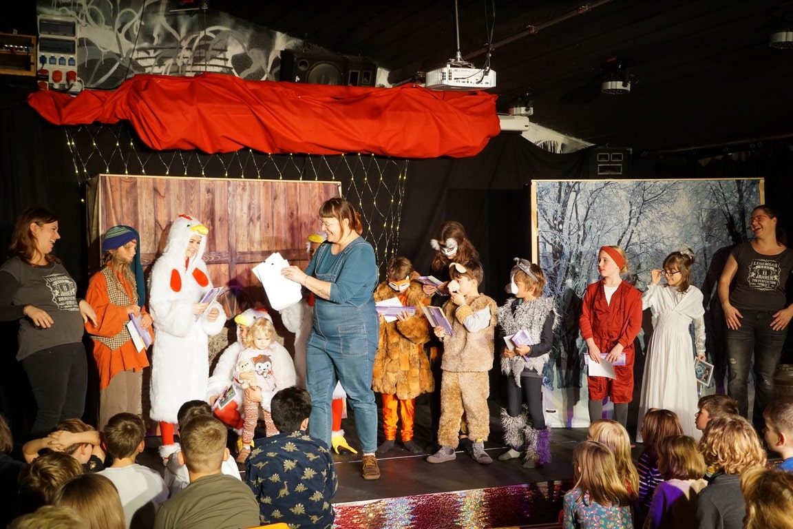 Dankeschön von den Eltern für die Theaterleiterinnen
