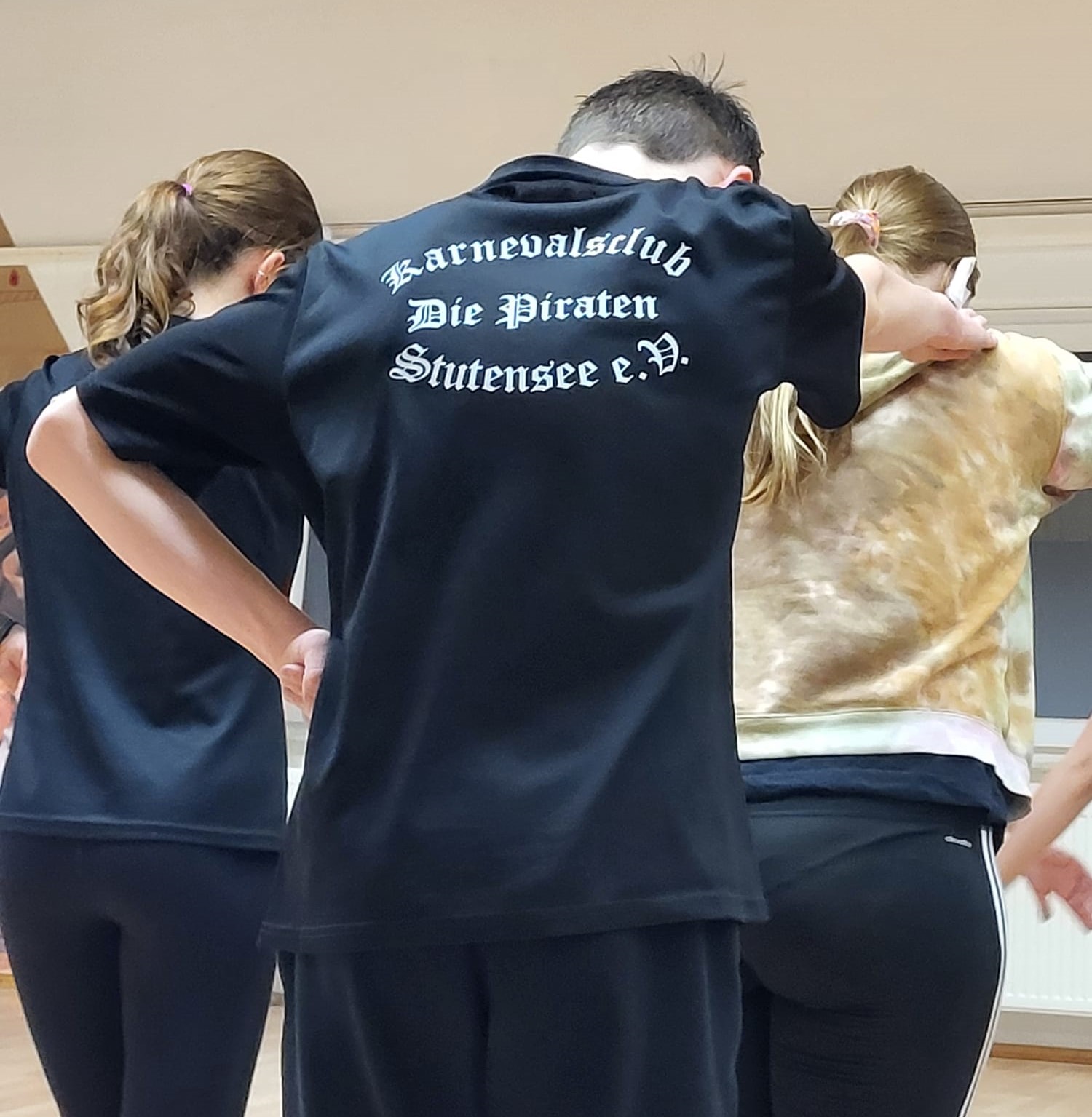 Seit März 2023 tanzt der 13-Jährige im Karnevalsclub „Die Piraten“ in der Gardetanzgruppe „Korallen“ für elf- bis 15-Jährige. Das zweistündige Training zwei Mal in der Woche findet er zwar anstrengend, aber dennoch sehr schön.