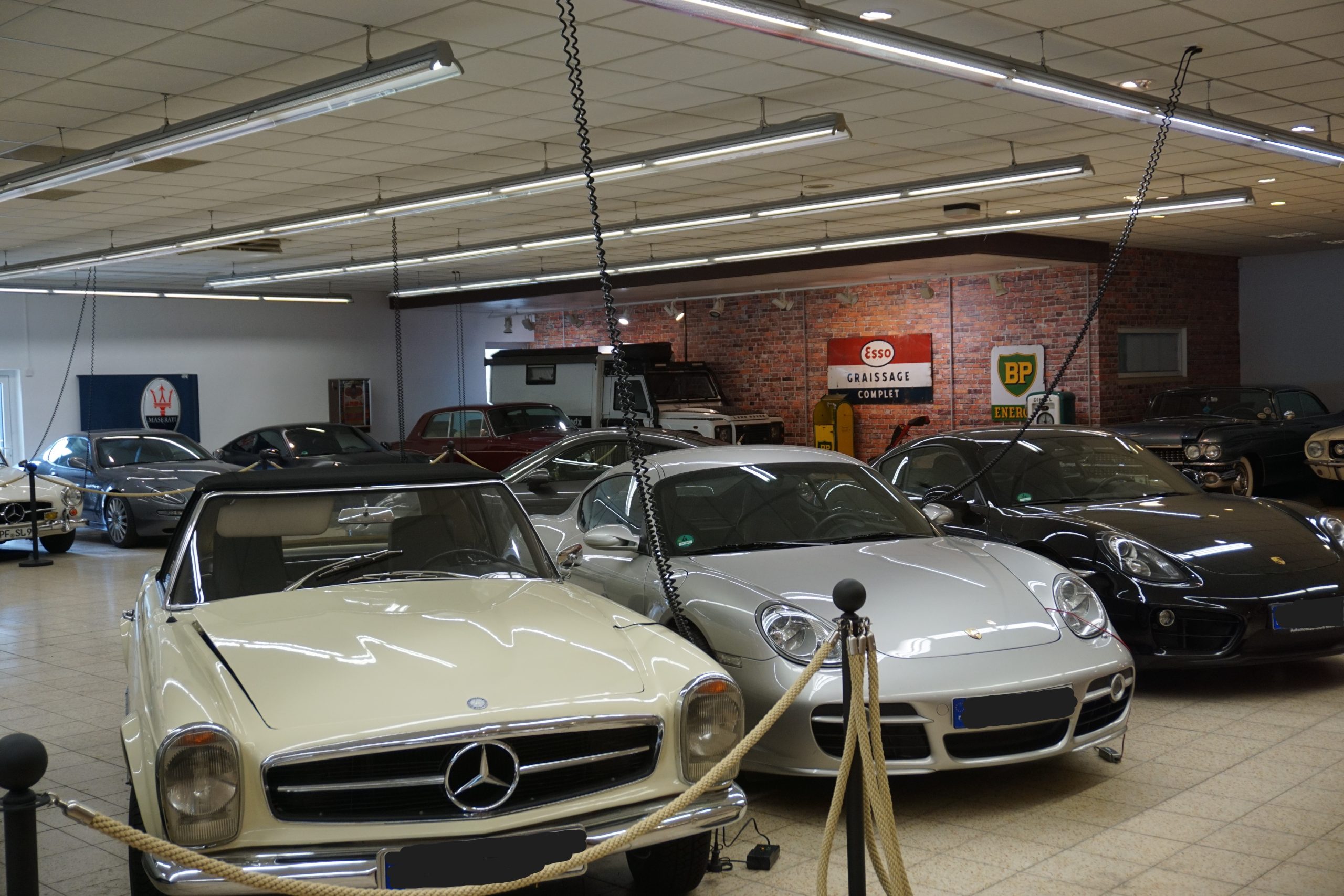 Gastronomie und Autos verbinden, das ist Danas Traum. Nach dem Eisessen sehen sich die meisten ihrer Gäste in der Boxengasse nebenan um. Die Kombination aus Restaurant und einer Art „Museum“ ist in der Gegend einzigartig und machte die Boxengasse erfolgreich. Aktuell hat die Garage bereits eine lange Warteliste.