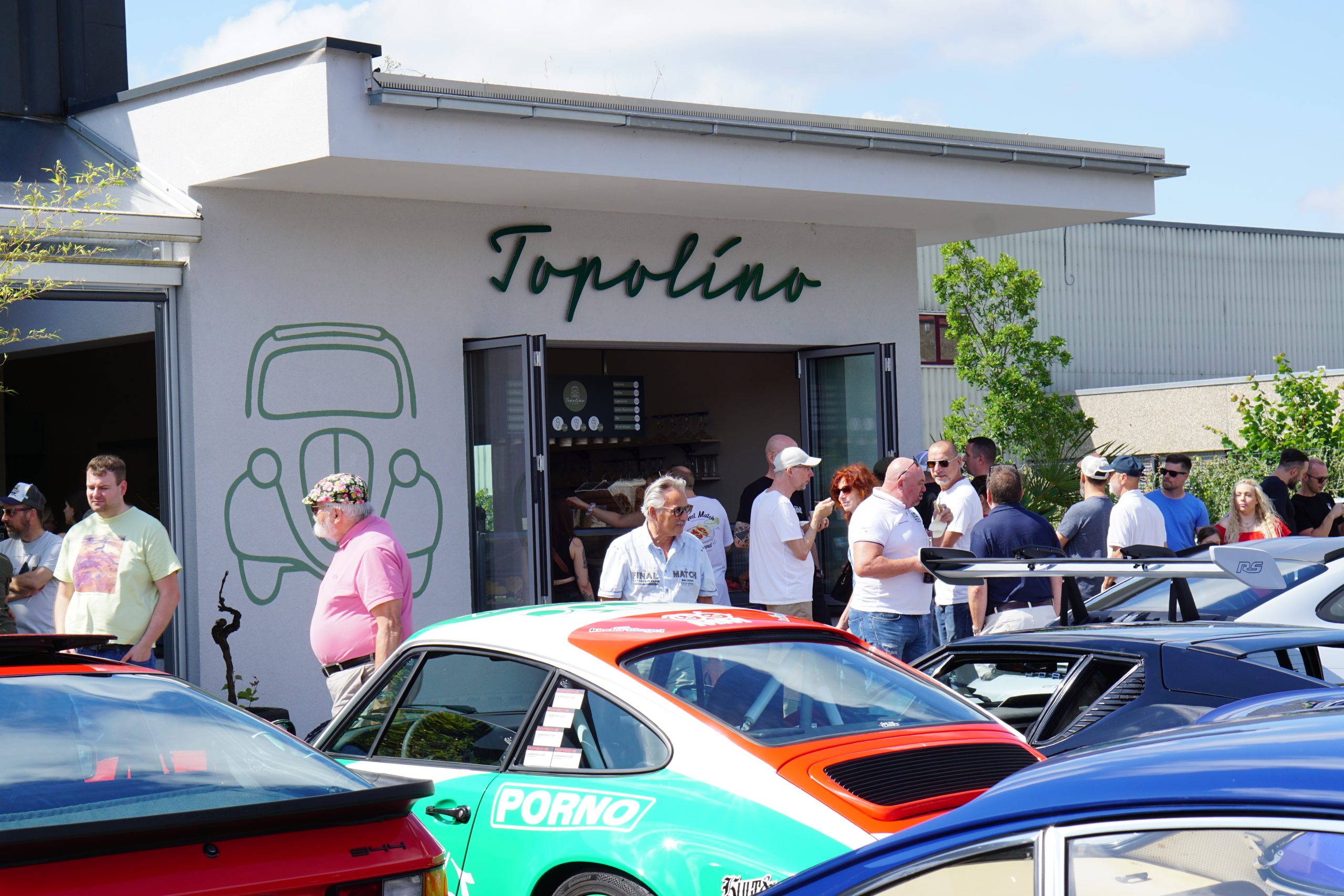 Danas Eltern Agatina und Martin Oppinger führten bis 2020 das Restaurant Riviera in Weingarten. Mit dem Wunsch, etwas Neues zu beginnen, eröffneten sie zusammen mit Freunden die Boxengasse und nahmen bis 2022 den Umbau und Eröffnung des Restaurants vor.