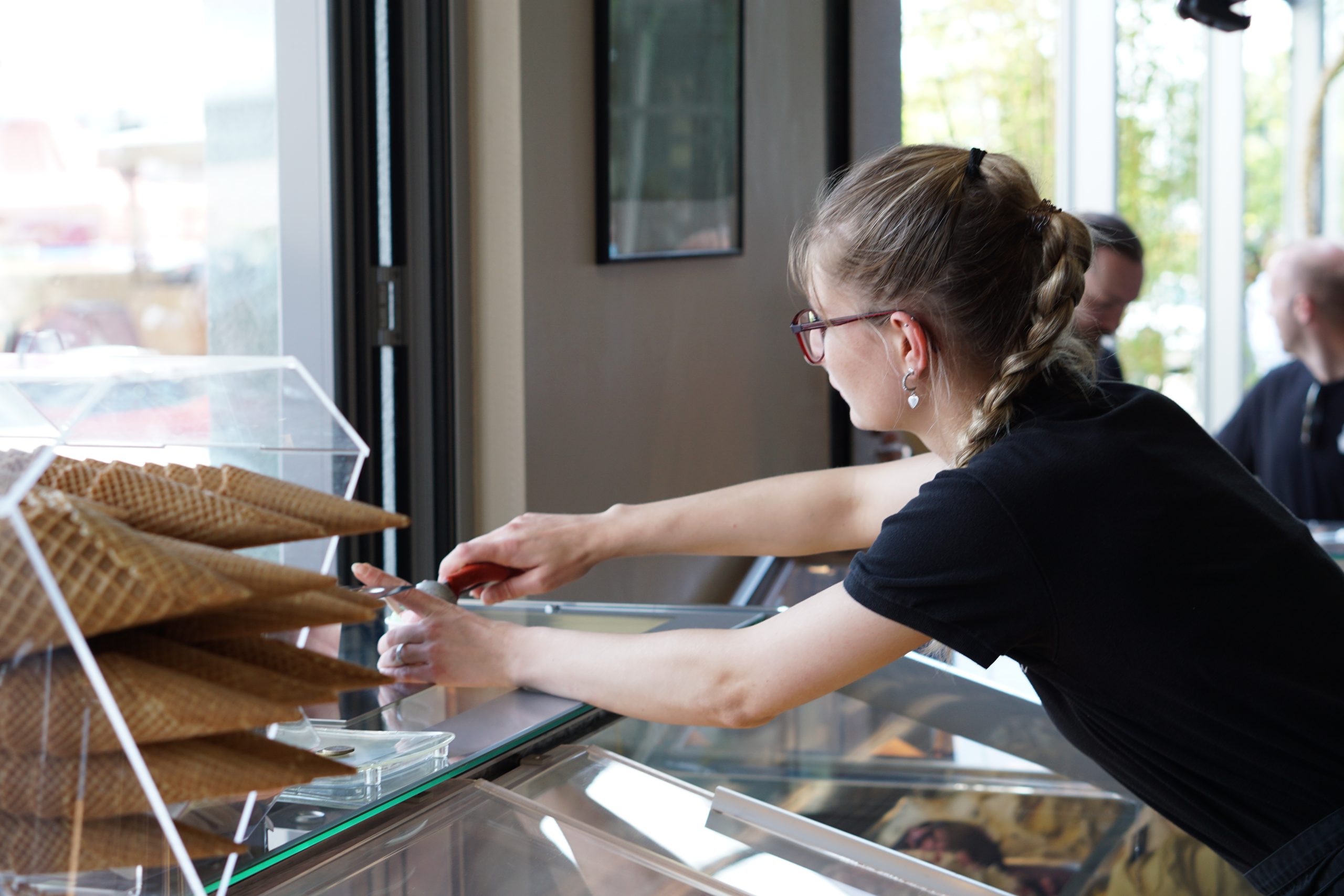Es war von Anfang an die Idee, beides miteinander zu verbinden. „Erst mit dem Restaurant hat das Konzept so richtig funktioniert“, erzählt uns Dana. „Manche kommen für ein Eis und entdecken die Autos, andere kommen zu den Autotreffen und entdecken das Topolino Goloso. Das ist immer eine schöne Überraschung.“ Dana und Drew gaben ihre klassischen „9 to 5“-Jobs in den USA auf und stiegen in den Betrieb ein.