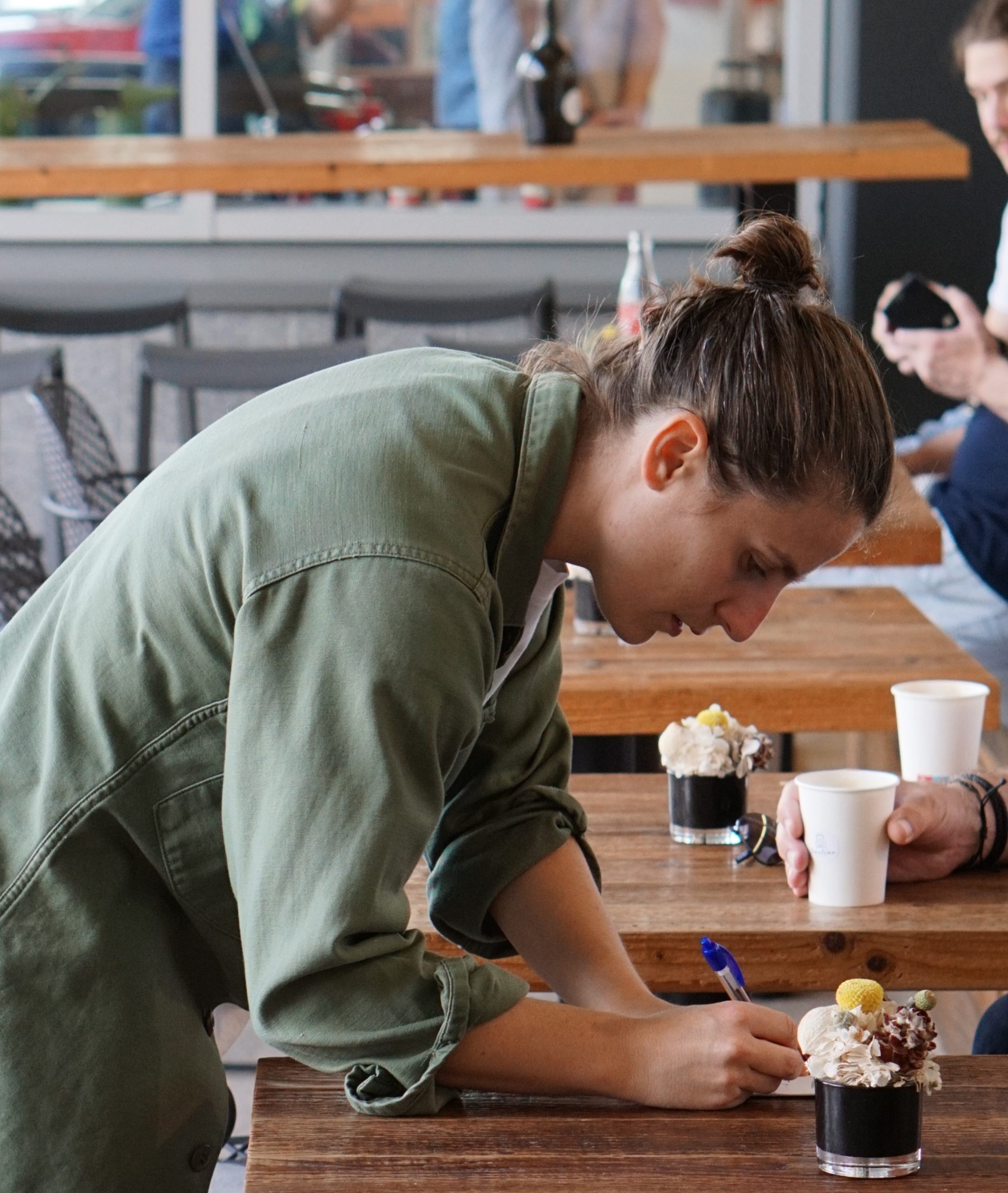 „Durch das Netzwerk meines Vaters war es einfach, Kunden zu akquirieren“, erzählt sie uns. Mittags besuchen vermehrt Mitarbeiter:innen aus den umliegenden Firmen das Gelände, am Wochenende und abends ist das Restaurant meist ausgebucht.