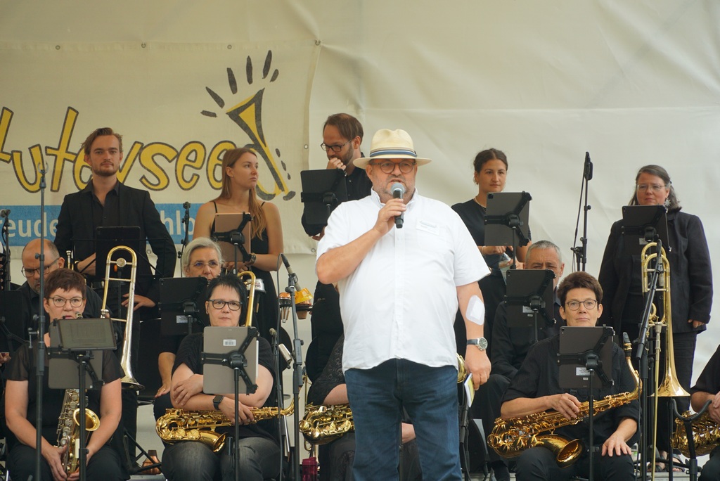 Peter Hirschinger eröffnet die Veranstaltung mit der Bigband des Landratsamts