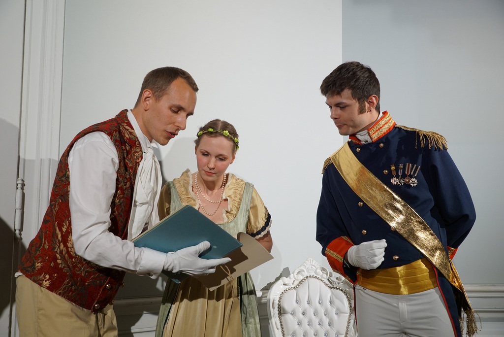 Friedrich Weinbrenner (Kevin Horvatitsch) mit Großherzog Carl Ludwig Friedrich und Großherzogin Stephanie (Rafael Raupp, Julia Schöne)