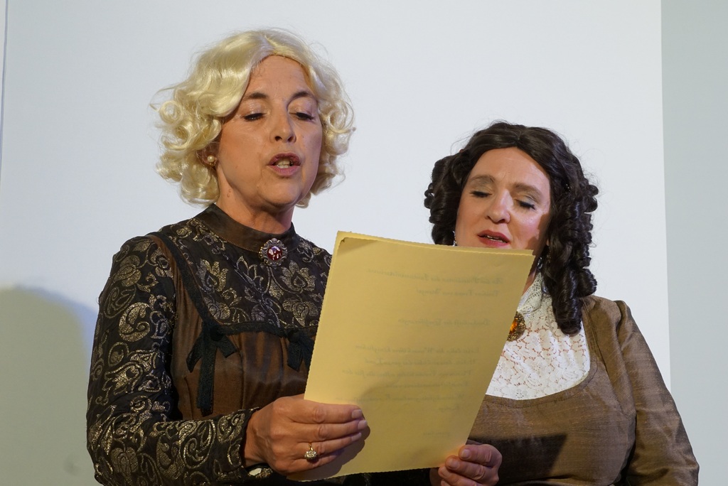 Großherzogin Luise (Gaby Schneider-Mall) mit Hofdame Carola von Landenberg (Stefanie Bertsch)