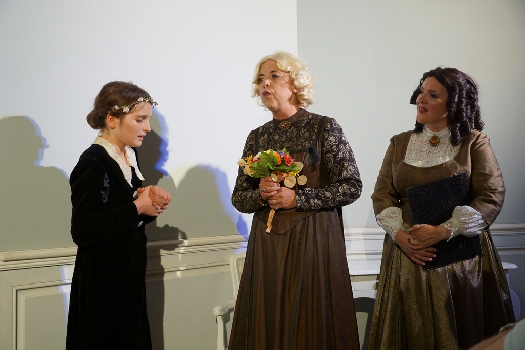 Großherzogin Luise (Gaby Schneider-Mall) mit Hofdame Carola von Landenberg (Stefanie Bertsch) und Clara (Sebastian Schuppener)