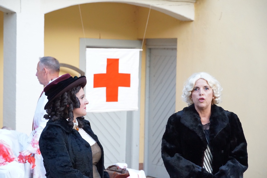 Großherzogin Luise (Gaby Schneider-Mall) mit Hofdame Carola von Landenberg (Stefanie Bertsch)