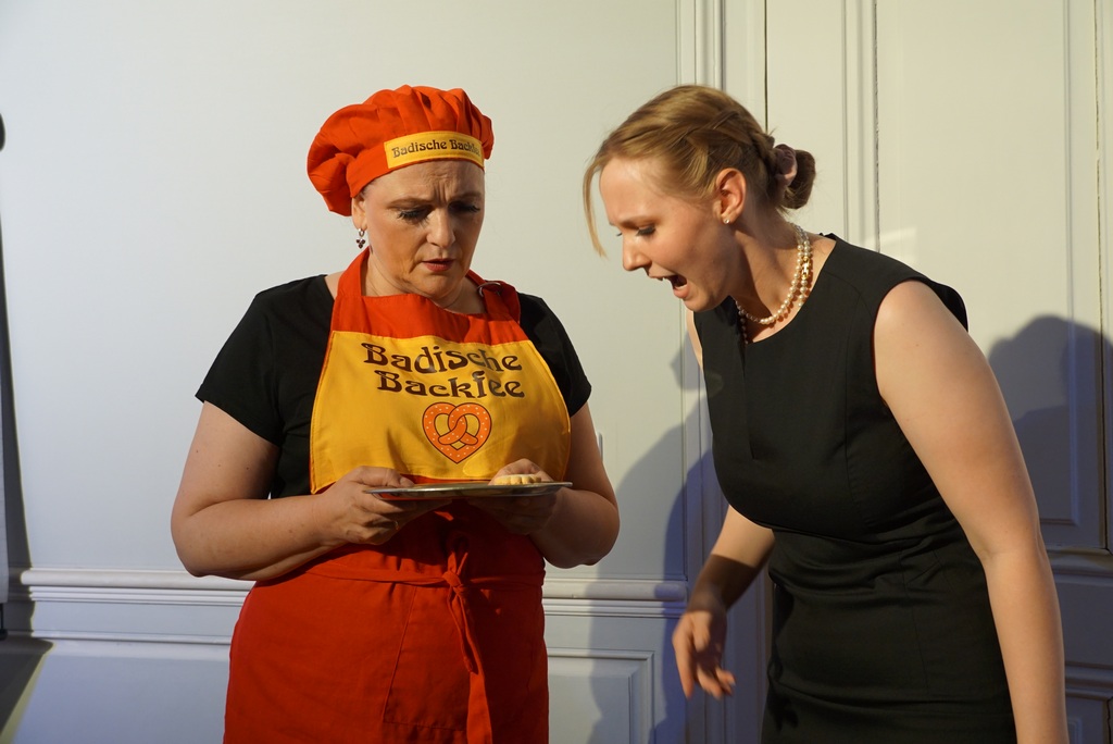 Badische Backfee (Ulrike Partik-Raupp) mit Eventmanagerin (Julia Schöne)