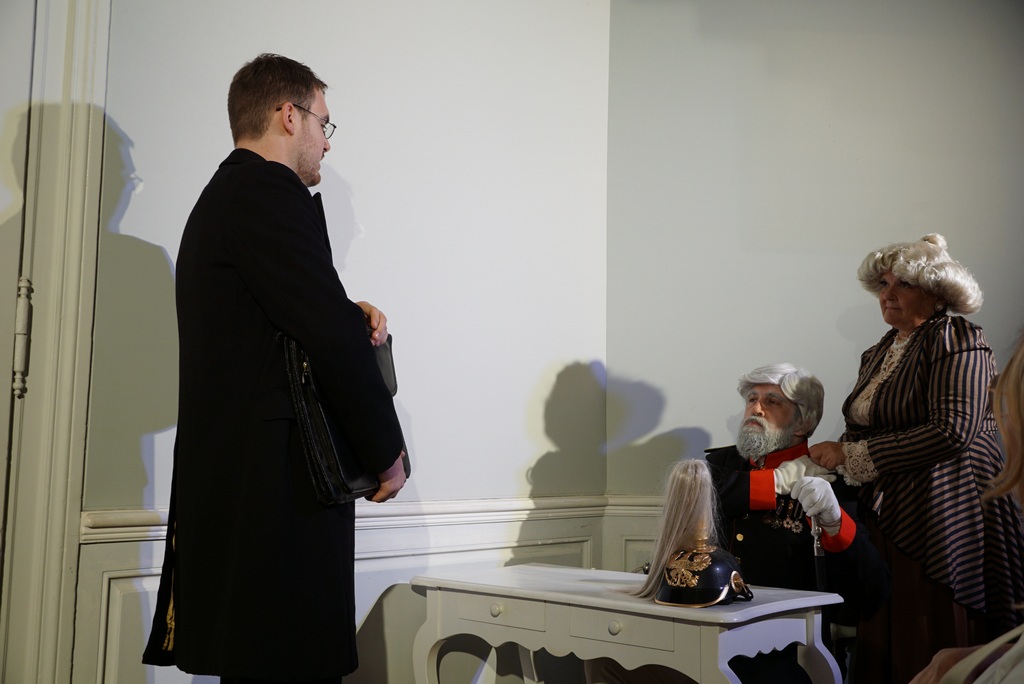 Anton Geiß (Luca Mall) bei Großherzog Friedrich II (Simon Stein), Großherzogin Hilda (Barbara Losereit)