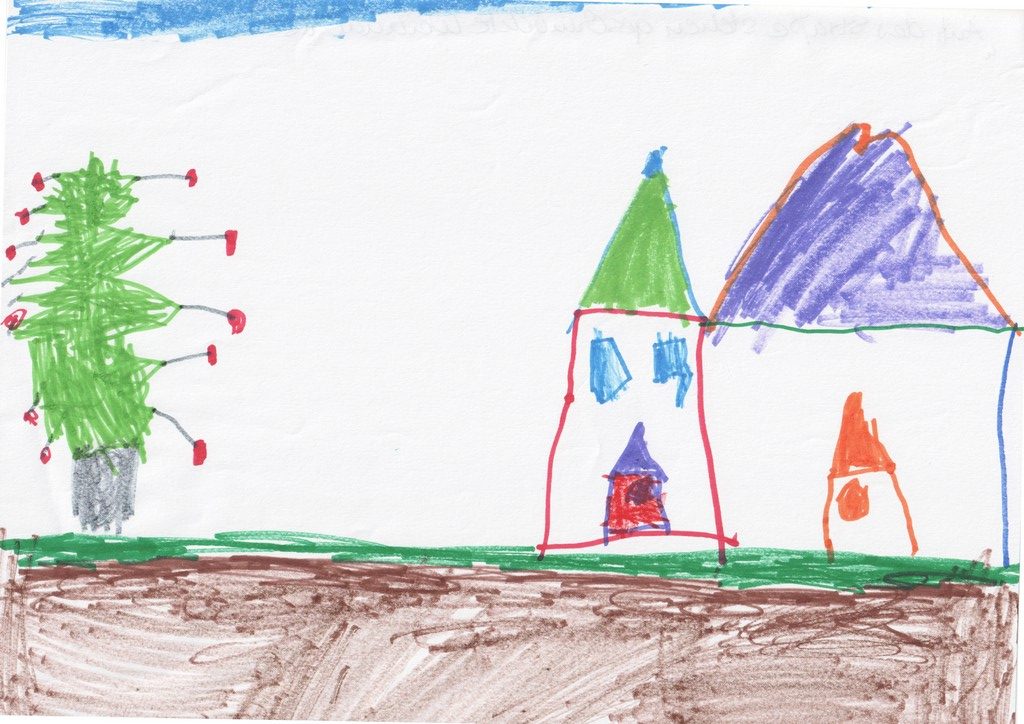 Lia: Auf der Straße stehen geschmückte Weihnachtsbäume (Kita Lachwald)
