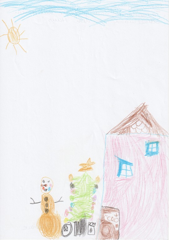 Sinem (5): Tannenbaum und Geschenk mit einem Schneemann vor dem Haus (Kita Pusteblume)