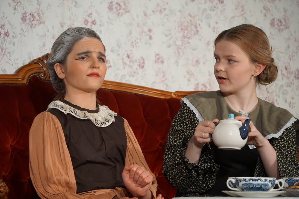 Martha und Abby Brewster (Sebastian Schuppener und Emilia Steiner)