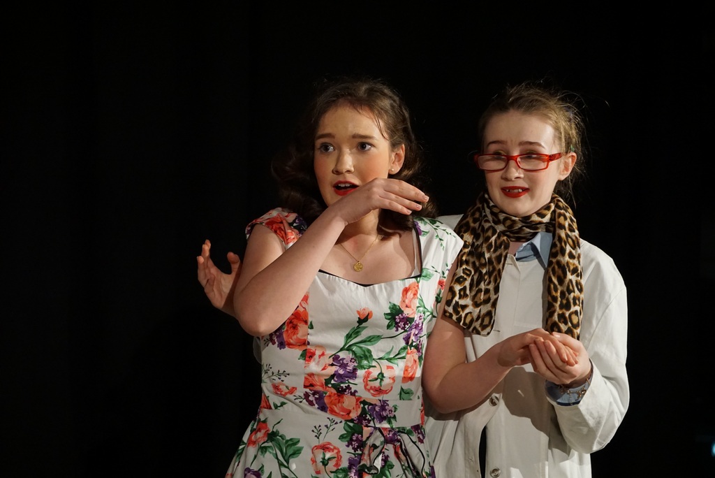 Elaine Harper (Nika Eliana Martens) und Dr. Einstein (Theresa Schankin)