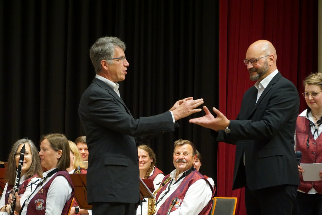 Taktstab-Übergabe von Guido Schumm an Rüdiger Liebich