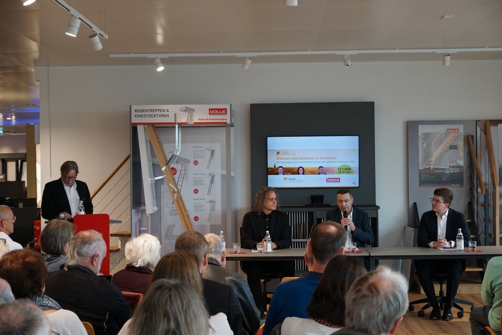 Kandidaten mit Moderator Dietrich Hendel (links)