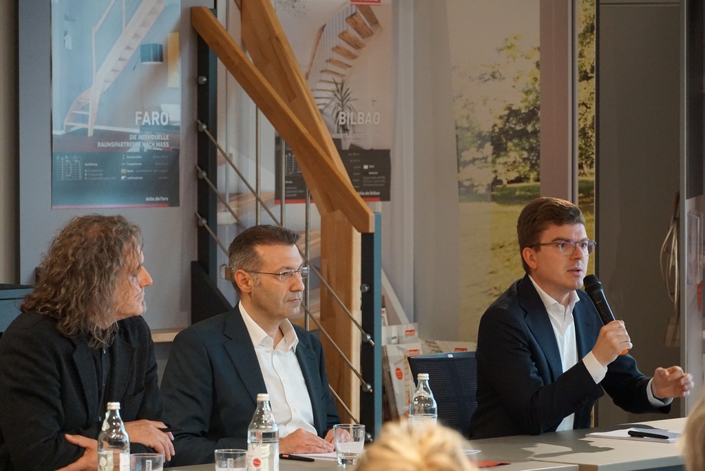Sven Schiebel, Frank Burkard, Tobias Walter bei der Podiumsdiskussion "Forum wohnen heute" im Mai