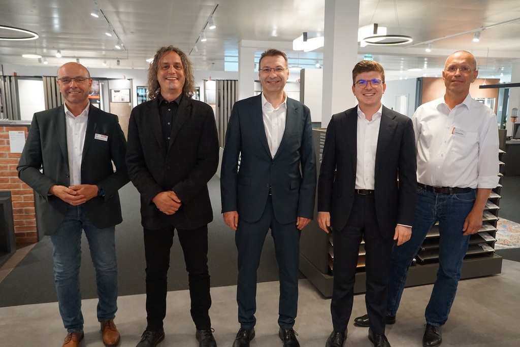 Die Kandidaten mit Veranstaltern Bertram Hornung (links) und Andreas Dürr (rechts)