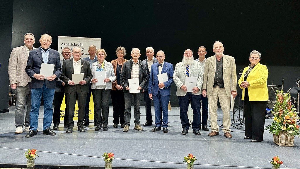 Die Ausgezeichneten mit Regierungspräsidentin Felder (Mitte), OB Becker (rechts) und MdL Ansgar Mayr (links)