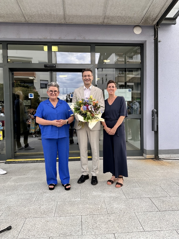 Wahlgewinner Frank Burkard (Mitte) mit Amtsvorgängerin Petra Becker (links) und Erster Bürgermeisterin Tamara Schönhaar