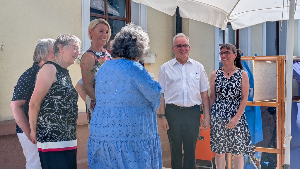 Lothar Eisele (2.v.r.) mit seiner Frau und dem Kirchengemeinderat