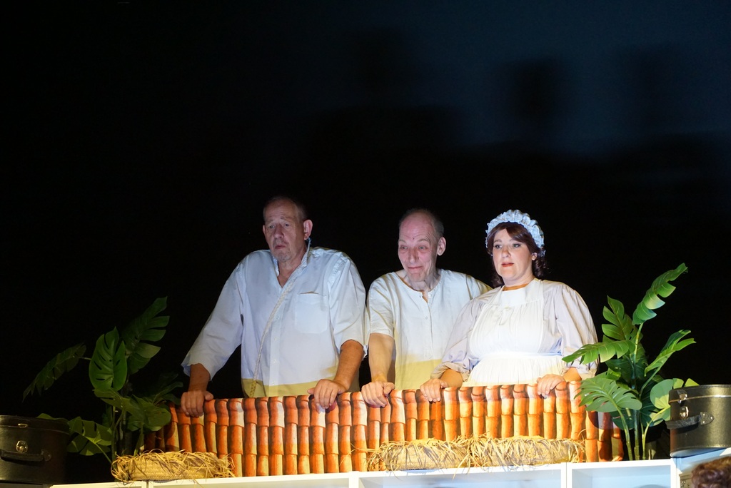 Drei Verbrecher auf dem Dach: Luc (Wolfgang Leder), Yves (Marcel Horvatitsch), Elodie (Stefanie Bertsch)