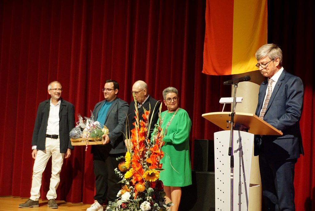 Geschenk der Fraktionsvorsitzenden Frank Hornung, Marius Biebsch, Wolfgang Sickinger, Klaus Mayer