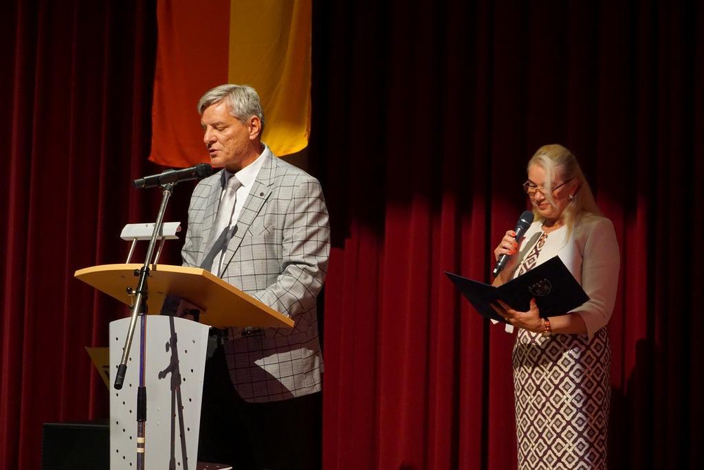 Zoltán Balogh aus Tolna mit Dolmetscherin