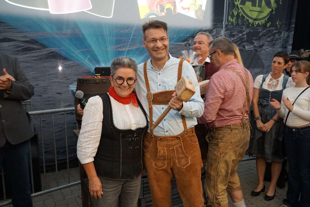 Übergabe des Hammer von Petra Becker an Frank Burkard