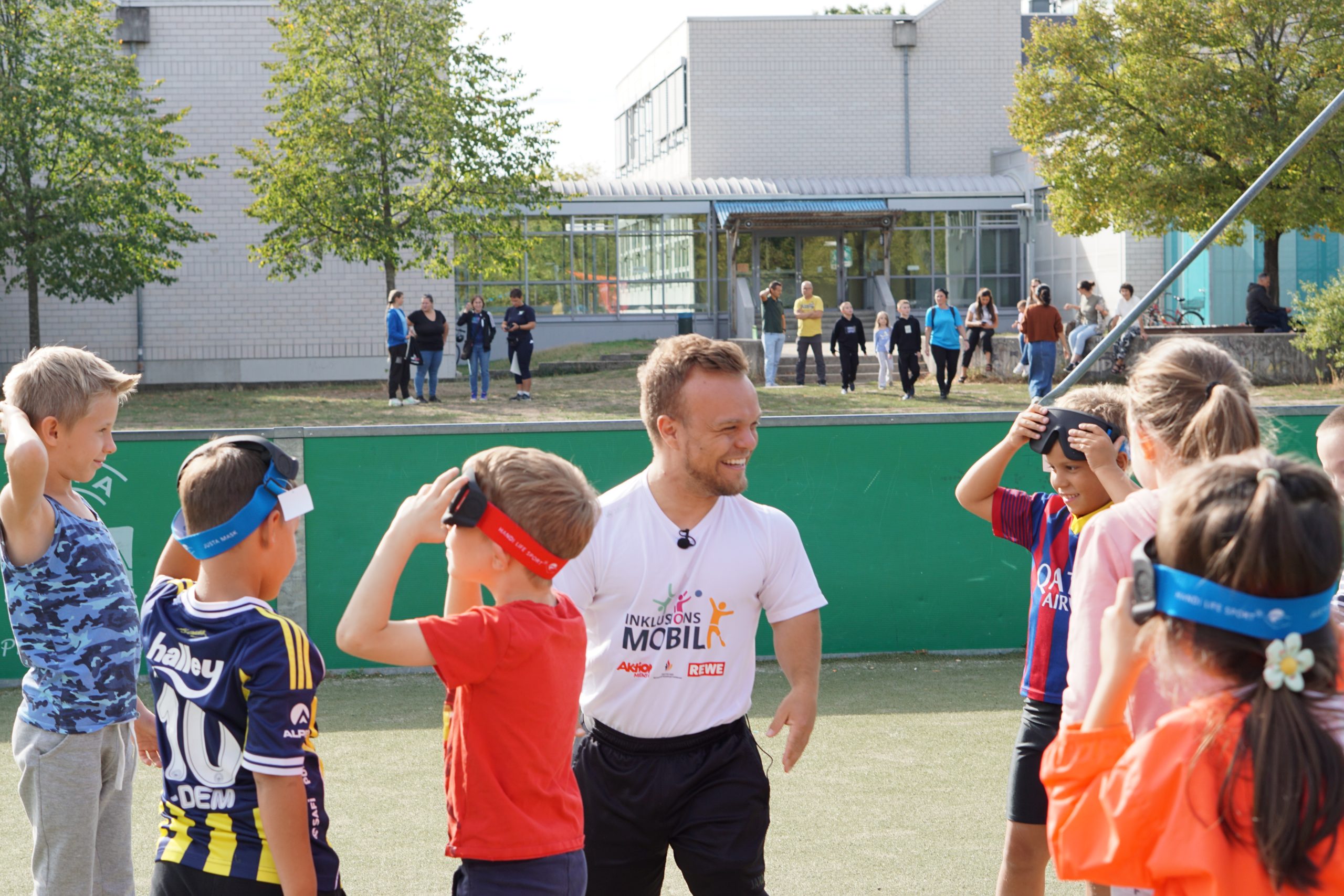 Niko Kappel (Mitte) mit dem Inklusionsmobil beim TV Friedrichstal